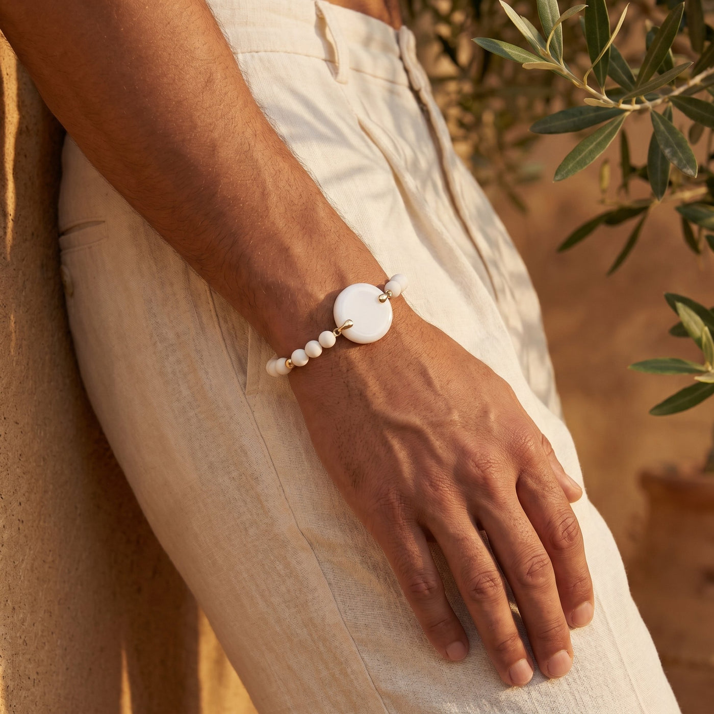 Charmify Mens — לבן + זהב — 04-Outdoor